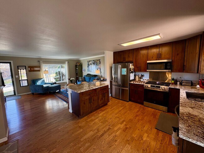 Building Photo - Stunning Morrison 3 bed/2 bath Corner Lot