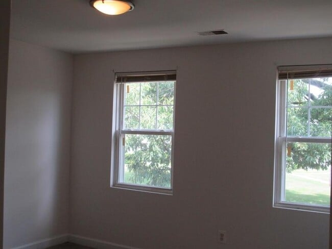 Building Photo - 2 Bedroom Townhome with 1.5 bath Ready for...