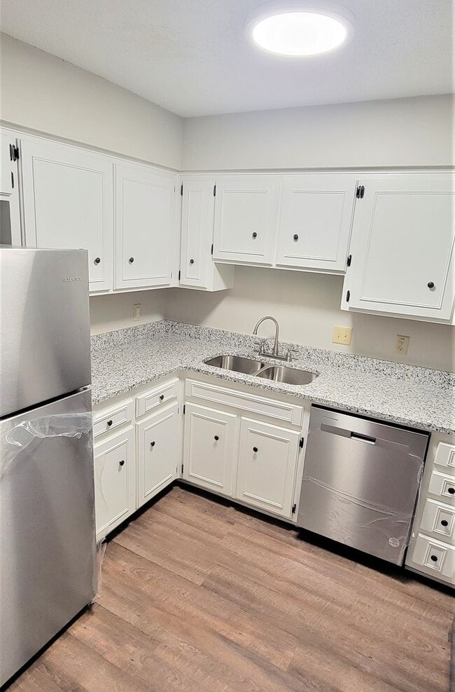 Building Photo - Adorable UPDATED 2-Bedroom, 2-Bathroom Tow...