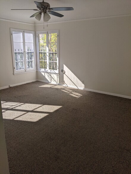 Building Photo - 451 N Oakhurst Dr