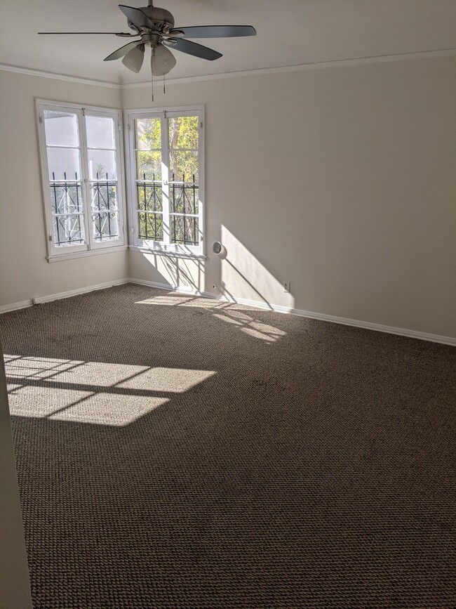 Building Photo - 451 N Oakhurst Dr