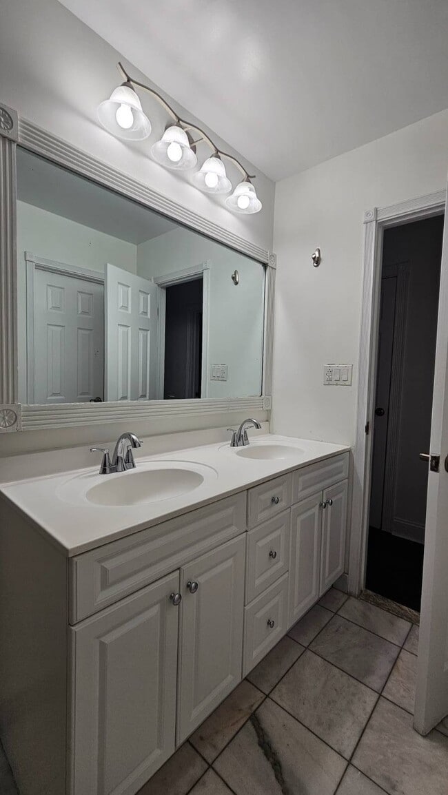 Building Photo - 5 Ontario Dr