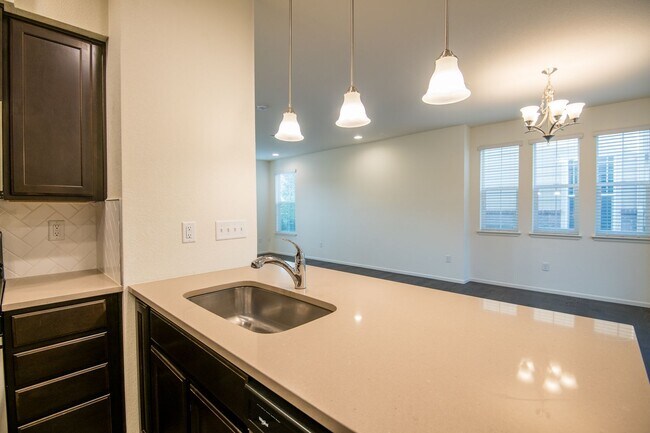 Building Photo - 2 Bedroom 2 1/2 Bath in Mosaic