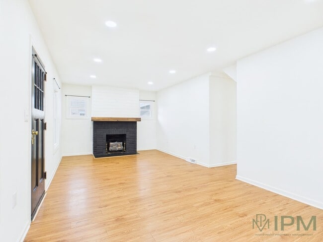 Building Photo - Charming 2 Bedroom Located in Central School District Available Now