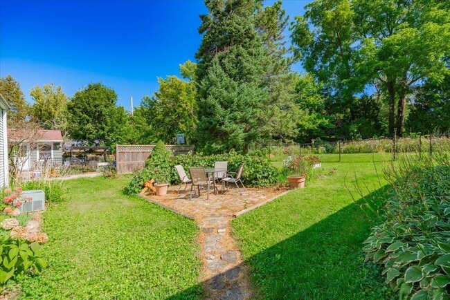 Building Photo - 401 Merrill Crest Dr