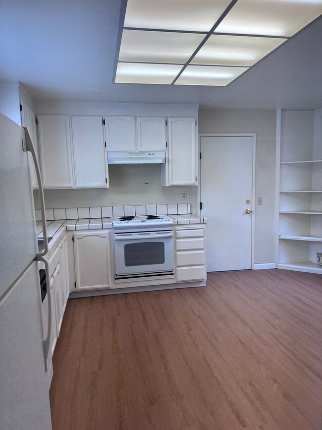 Building Photo - Large 3BR/2BA Townhouse, 2 Car Garage, Was...