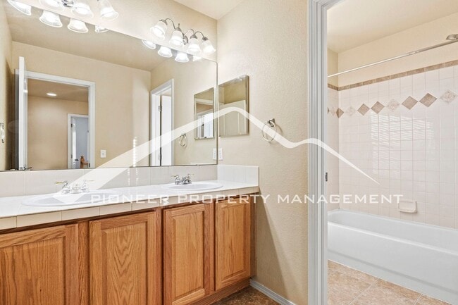 Building Photo - Serene Ridgeview at Stetson Hills neighborhood 6 bedroom, 3.5 bathroom, 2 car garage and AC