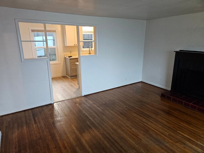 Building Photo - Winter Special-$300 Off Cute 2/BD-1 Bath H...