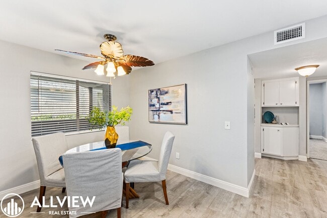 Building Photo - Beautifully Updated 2 Bed/2 Bath in Guard-...
