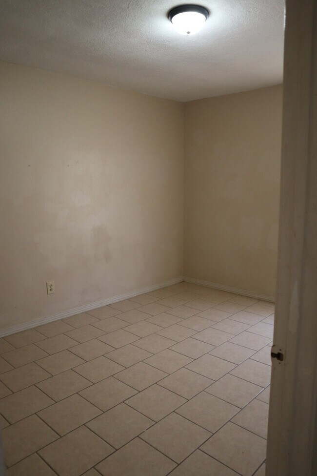 Building Photo - Scotsdale