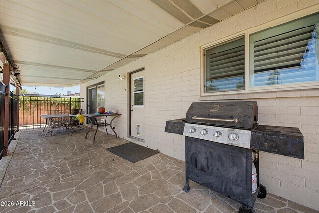 Building Photo - 408 E La Jolla Dr