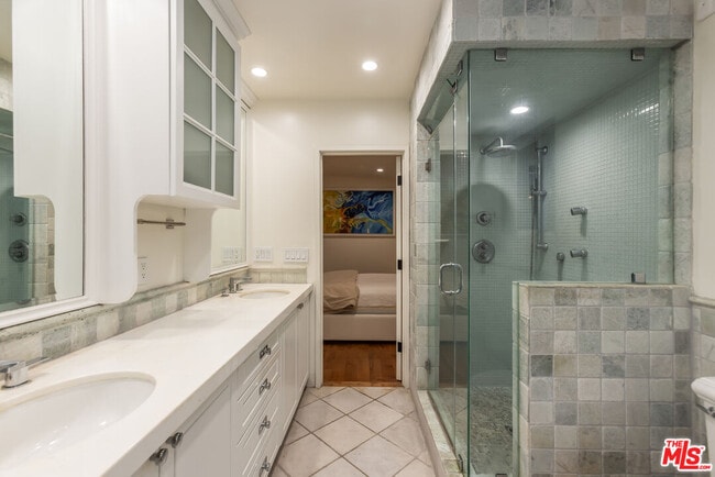 Building Photo - 7473 Mulholland Dr