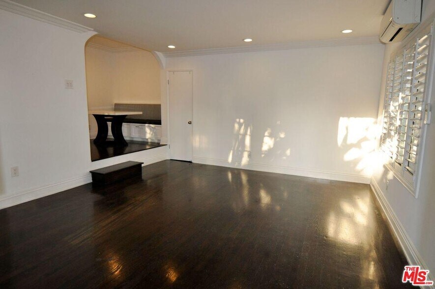 Living room (empty) - 837 11th St