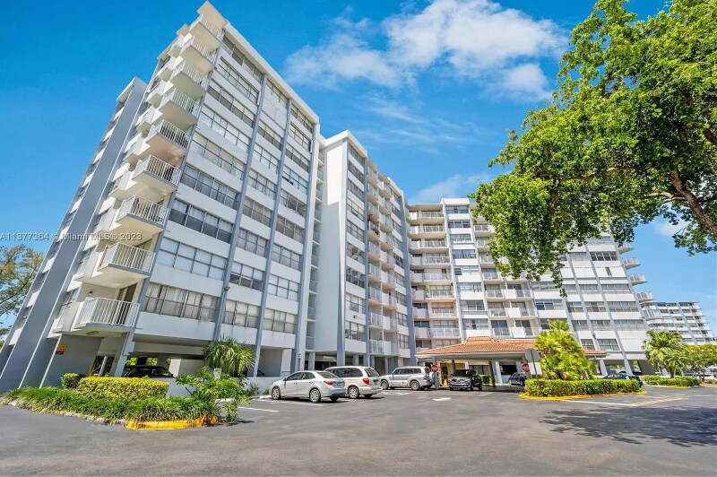 Building Photo - 1300 NE Miami Gardens Dr