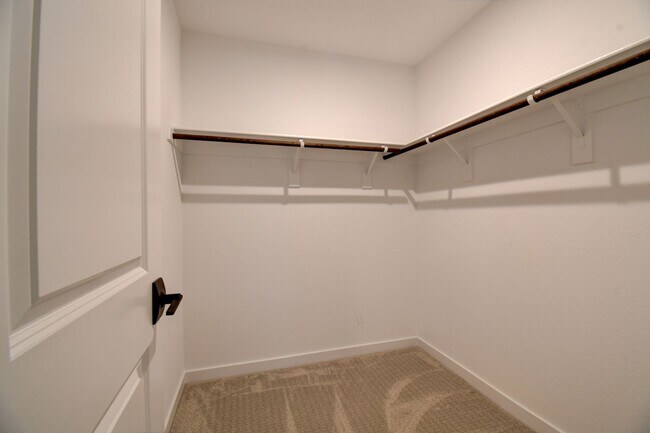 Building Photo - Stunning and Modern Townhome in Skye Canyon