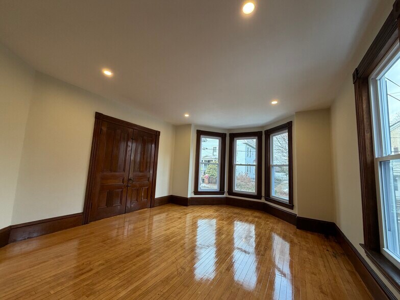 Building Photo - 5 Walker St