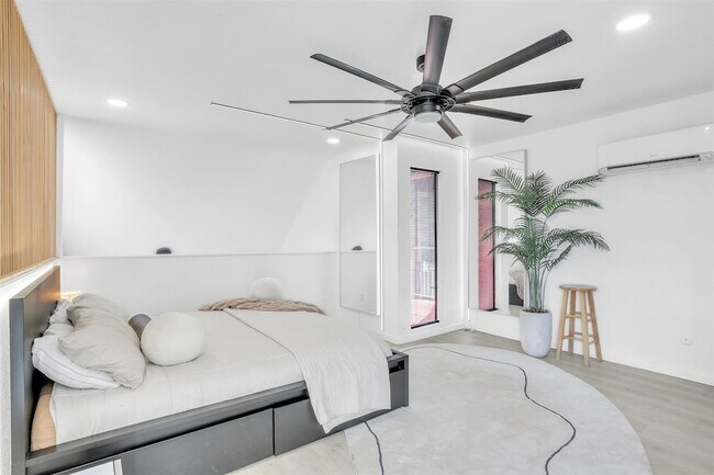 Building Photo - 9821 Walnut St