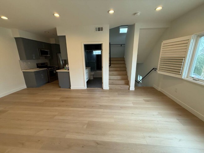 Building Photo - 646 Serrano Ave