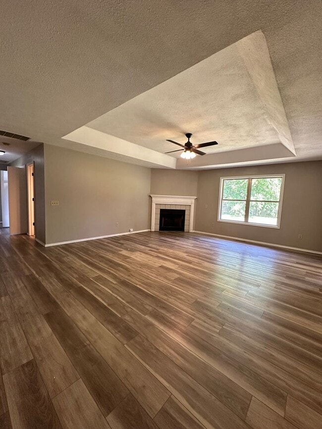 Building Photo - Great Location! Completely remodeled 3 bedroom 2 full bathroom home available now in battlefield!!