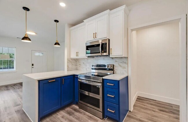 Building Photo - 447 W Clarendon Dr