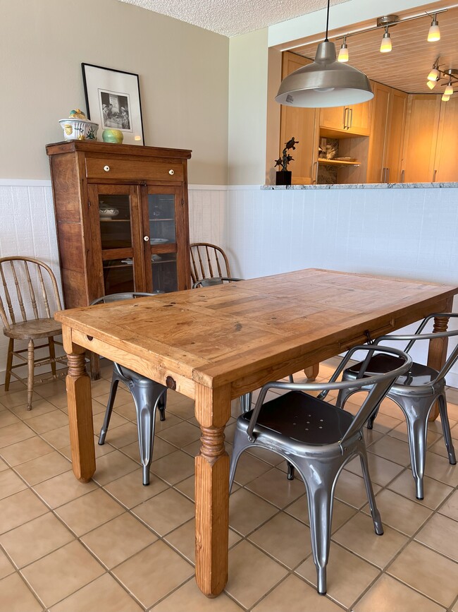 Dining room - 19450 Gulf Blvd