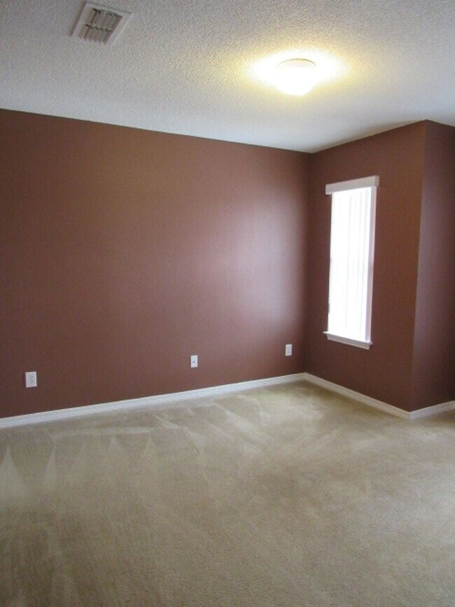 Building Photo - Centrally located with easy access to base...