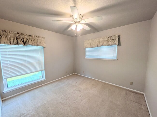 Building Photo - 6618 Cloverbend St