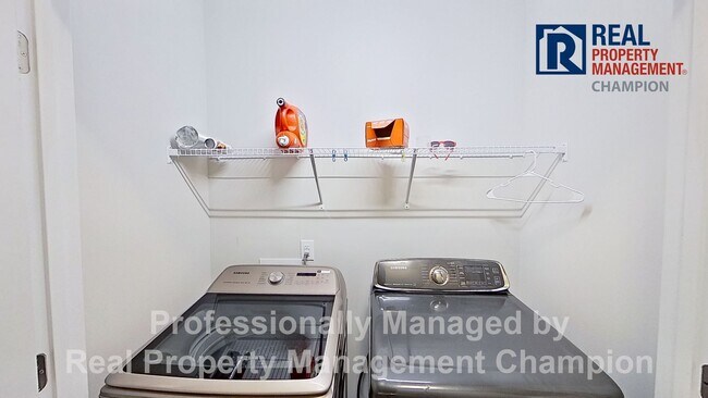 Building Photo - Fabulous Townhome with Open Floorplan