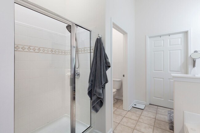 Building Photo - Gorgeous 3/2 Top Floor Condo w/ Private Vi...