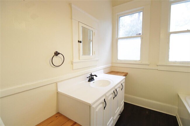 Building Photo - 834 E University Ave