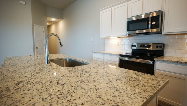 Building Photo - Stunning 3x2 Luxury Duplex in Buda, TX!