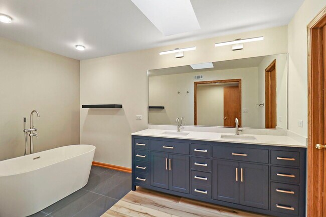 Building Photo - 150 Red Top Dr