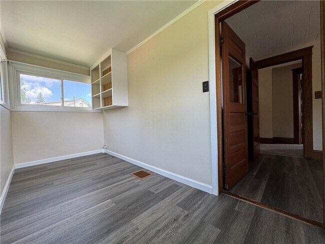 Building Photo - 129 Oakwood Ave
