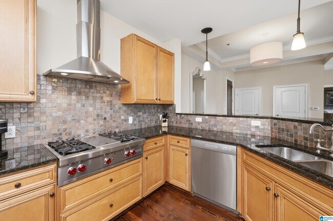 Building Photo - 2600 Highland Ave