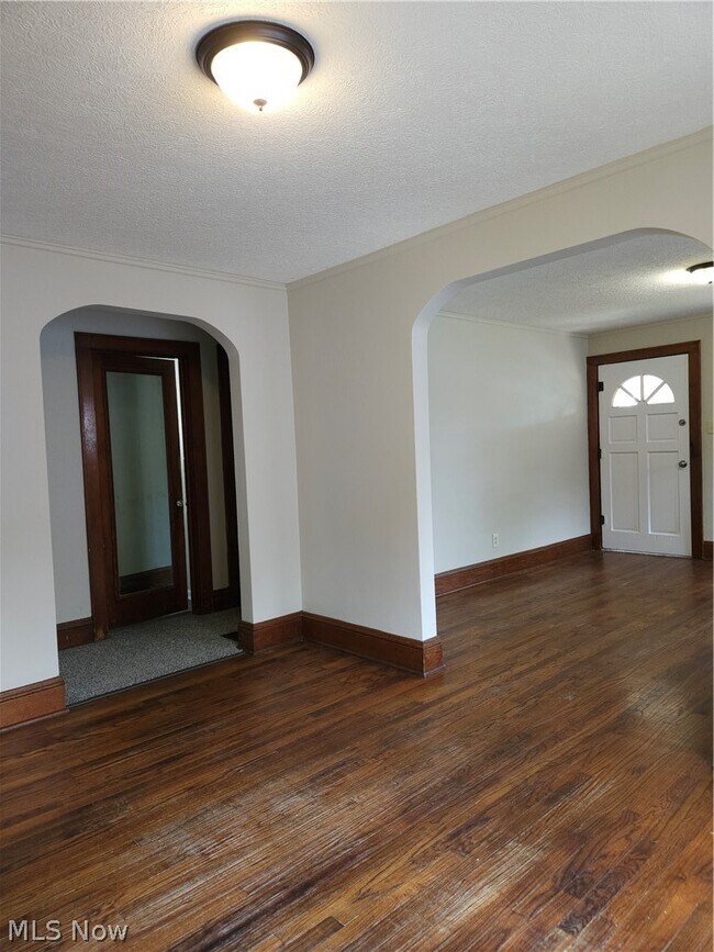 Building Photo - 578 Plum Ave