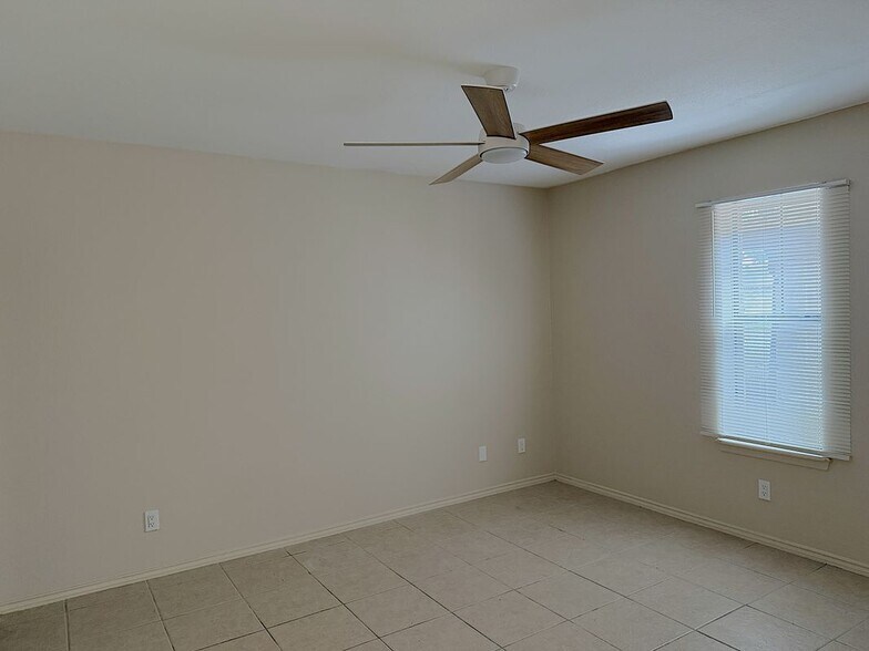 Building Photo - 716 Mynah Ave