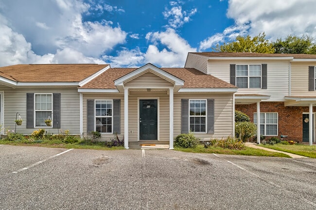 Building Photo - 2000 Water Oak Dr