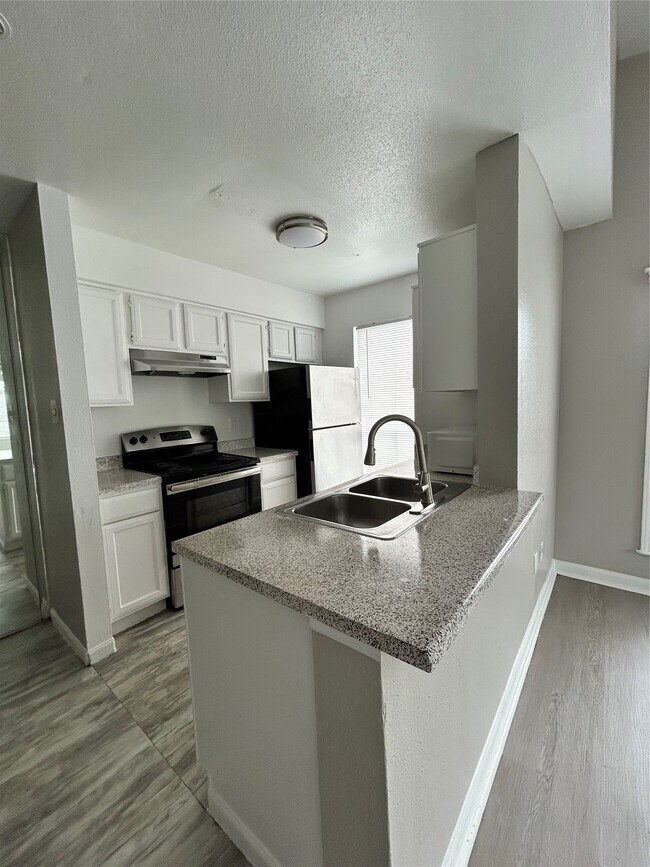 Building Photo - 3900 Woodchase Dr
