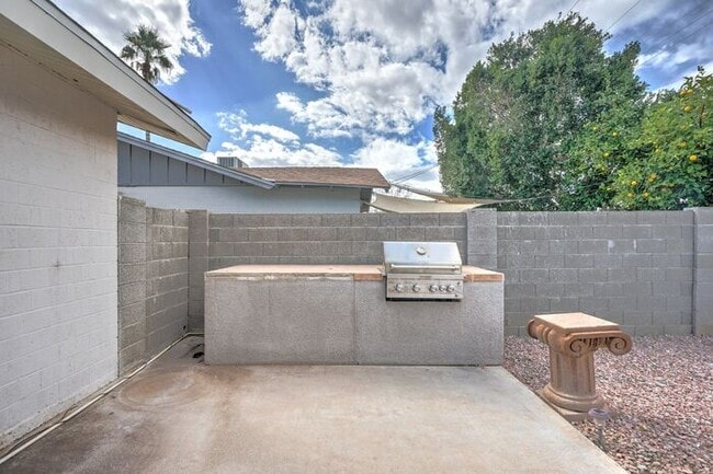 Building Photo - COMING SOON! Amazing 3 Bed, 2 Bath Home Lo...