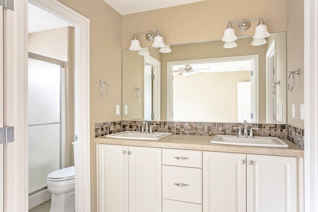 Building Photo - 3 Bedroom 2.5 Bathroom Townhome in the Hea...