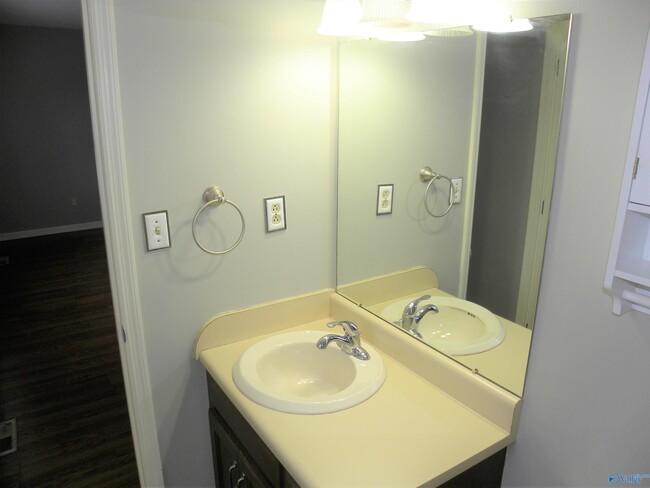 Building Photo - 128 Lewis Ln