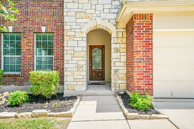 Building Photo - New Braunfels Beauty with plenty of SPACE!