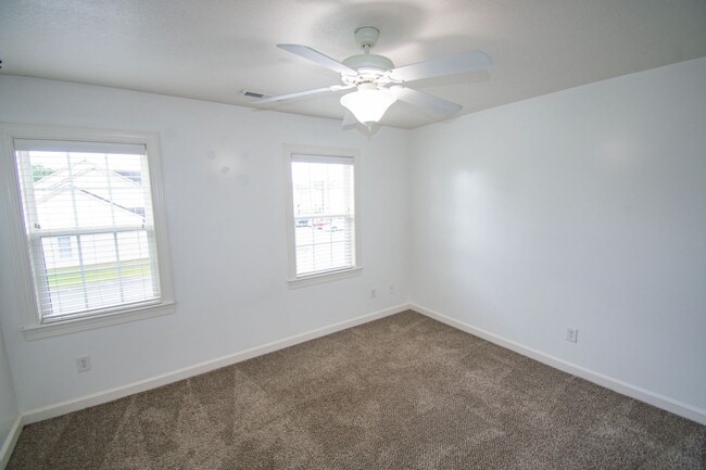 Building Photo - 2 Bedroom 2 Bathroom Townhome- Pets Allowed!