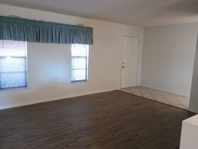 Building Photo - 2 bedroom 2 bathroom home with a screened in porch