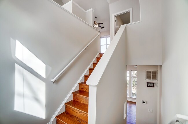 Building Photo - Beautiful Townhome in First Ward!