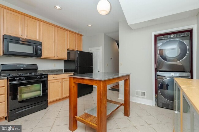 Building Photo - 224 N Milton Ave