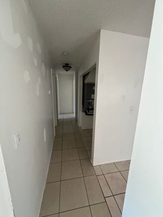 Building Photo - AVAIL 10/15 -- $1,250 ** Annual ** 3 Bed /...