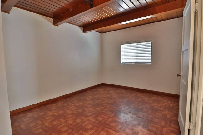 Building Photo - Roommate- Friendly 4 bedroom, 2 Bath Home Near UNR