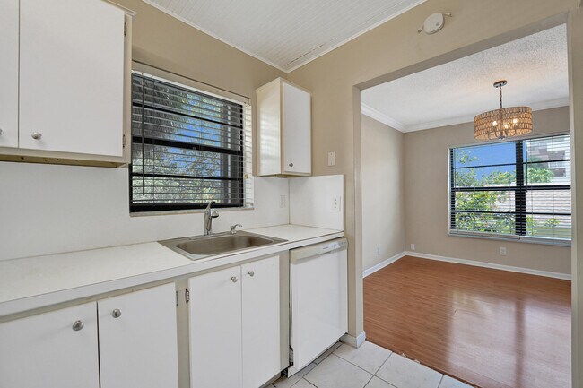 Building Photo - 200 Jacaranda Country Club Dr