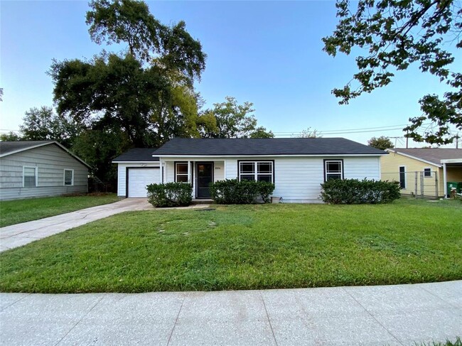 Building Photo - 8206 Montridge Dr